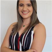 Professora de inglês ensina a crianças até o 9° ano do ensino fundamental II